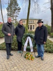 Unsere beiden Vorsitzenden Dr. Stefan Specht und Laurens von Assel mit Ehrenvorsitzendem Nicolaus Richter vor dem Grab Richard Wagners und Haus Wahnfried mit Blumengabe