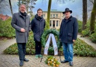 Unser stellvertretender Vorsitzende, Dr. Stefan Specht, der Vorsitzende Laurens von Assel und unser Ehrenvorsitzender und Vizepräsident des Richard-Wagner-Verband International Nicolaus Richter am Grab Richard Wagners mit Blumengabe