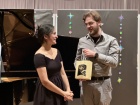 Unser 1. Vorsitzender Laurens von Assel überreicht der Konzertpianistin Mariia Kurtynina im Anschluss ein kleines Präsent